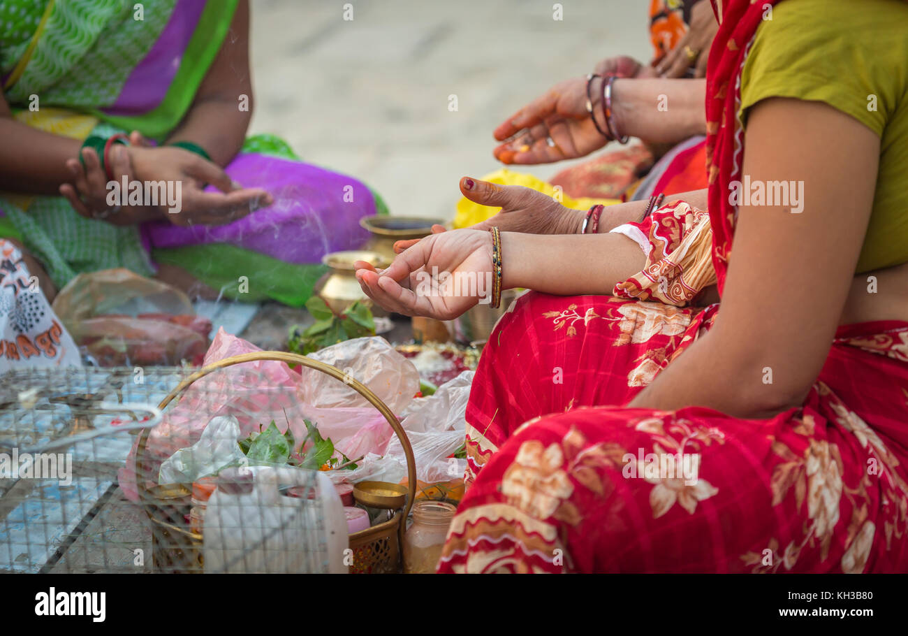 Hände von hinduistischen Frauen halten die Gebet Mantras als Teil einer rituellen Zeremonie am Ganges ghat Varanasi, Indien. Stockfoto