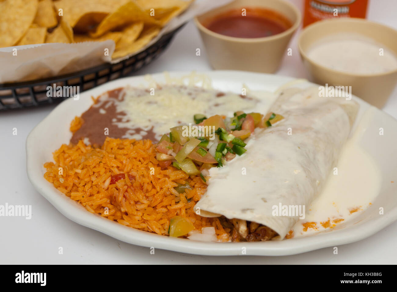 Mit Käse mexikanische Mahlzeit Burrito Stockfoto