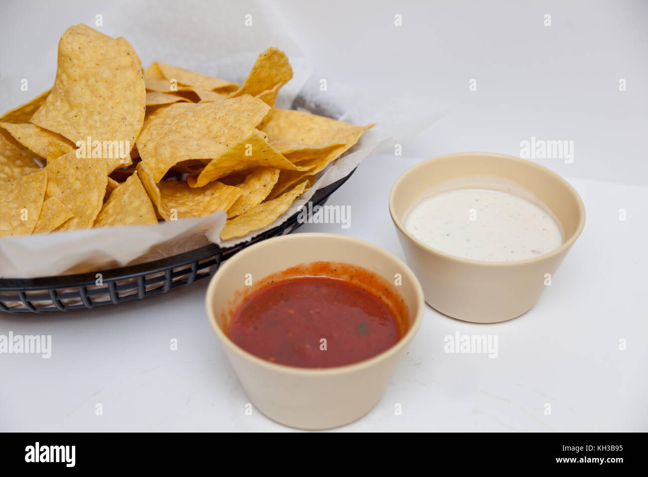 Tostada Chips und zwei Arten von dip Stockfoto