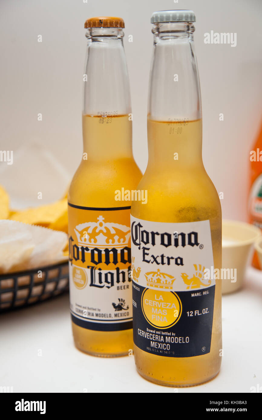Corona Bier und Chips Stockfoto