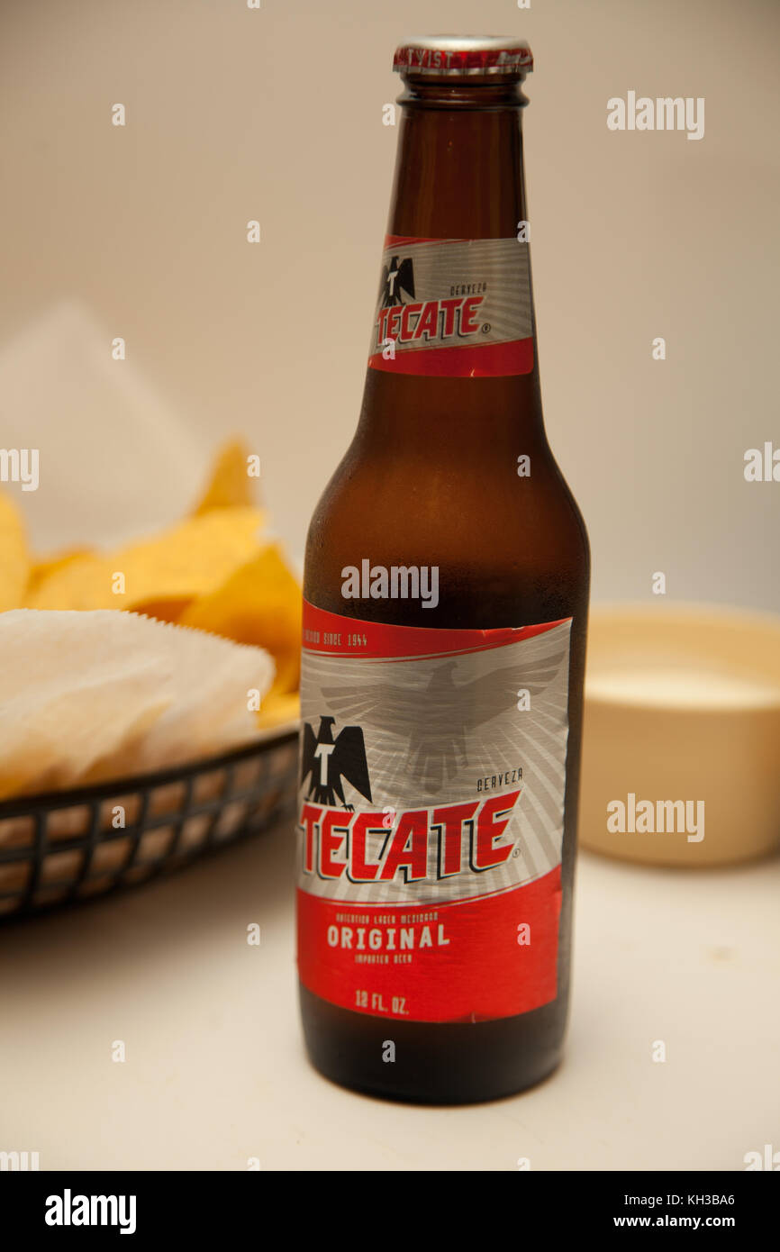 Tecate Bier und Chips Stockfoto