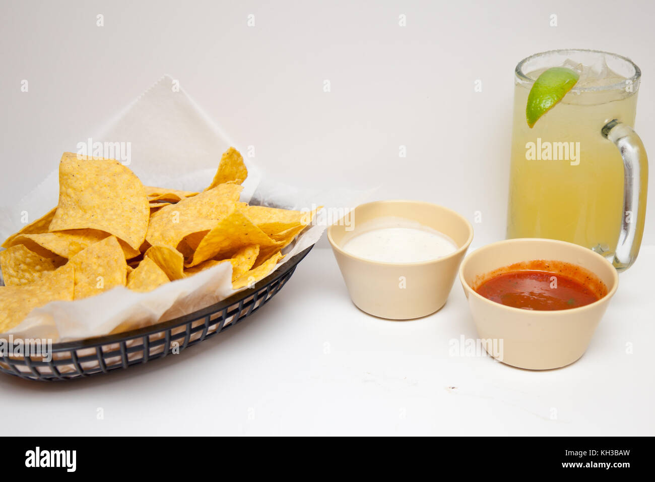 Chips und Salsa mit einer Margarita Stockfoto