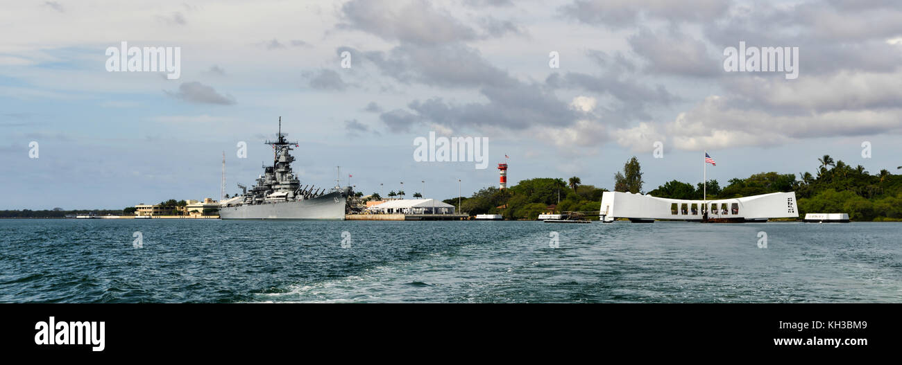 Das Schlachtschiff uss Missouri vor Anker in Pearl Harbor, Hawaii neben der USS Arizona Memorial. Stockfoto