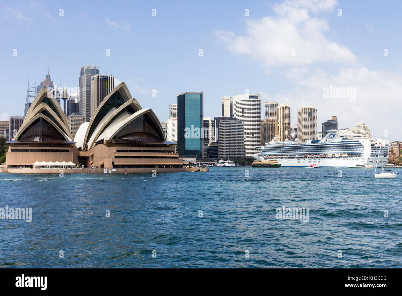 Kreuzfahrtschiff vor Anker im Hafen von Sydney, die Oper und der Central Business District, New South Wales, Australien Stockfoto