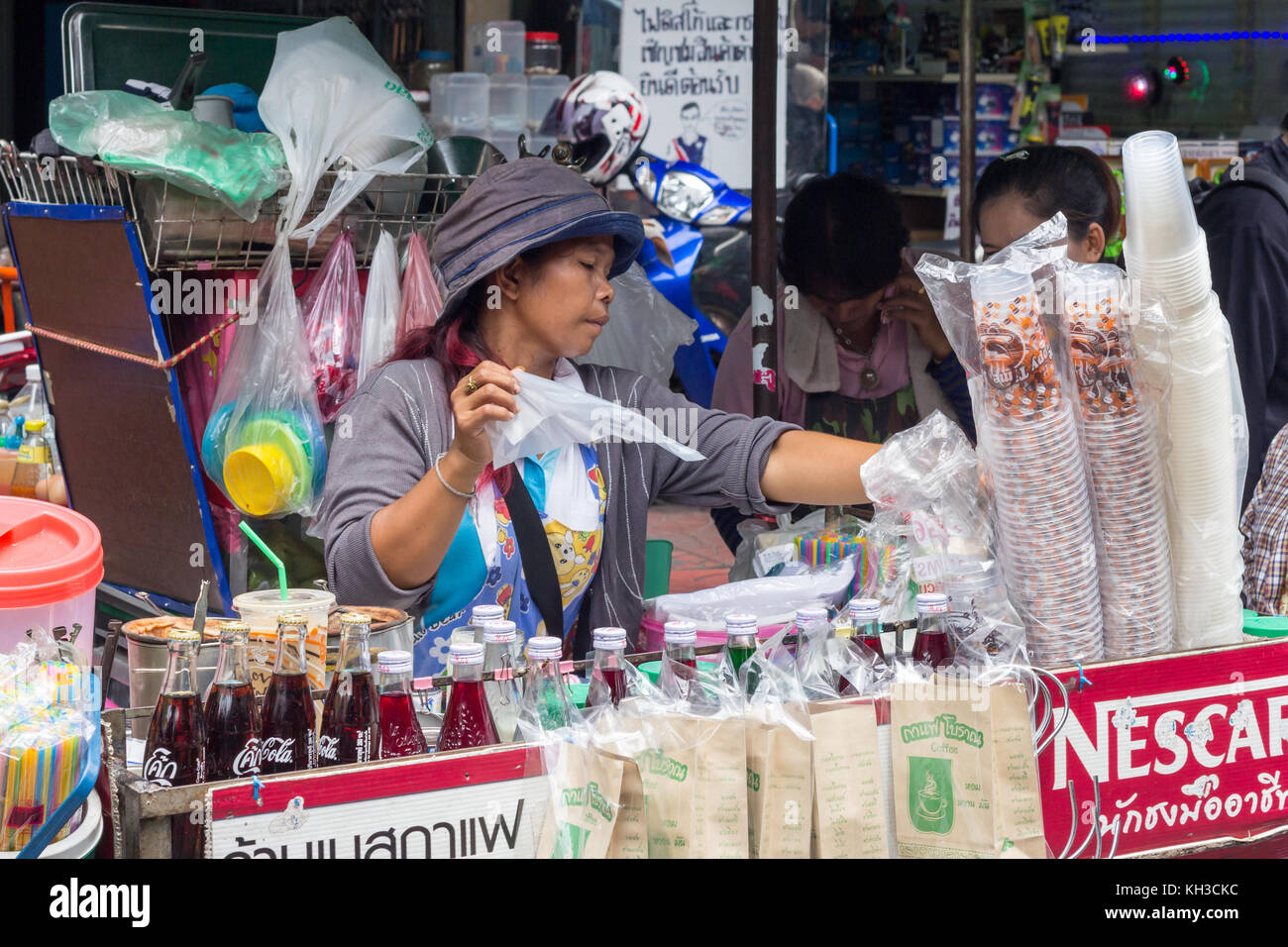 Frau verkaufen Getränke aus einem mobilen Stall, Chinatown, Bangkok, Thailand Stockfoto