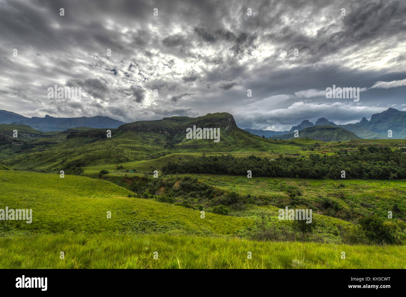 Dramatische Aussicht auf die Hügel der Drakensberge in der Giants Castle Game Reserve Kwazulu - Natal, Südafrika. Stockfoto