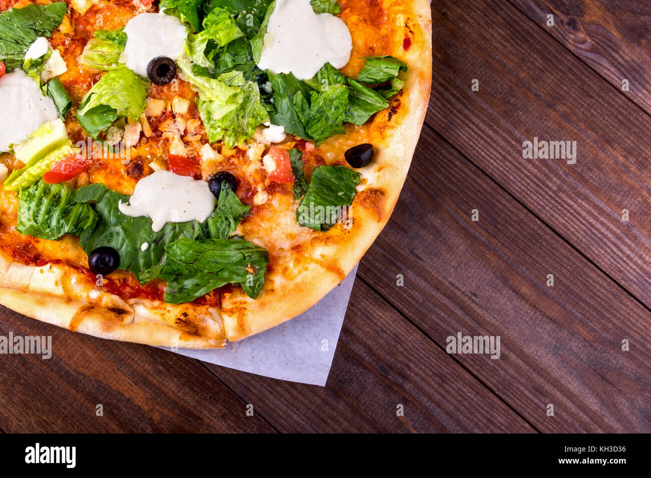 Pizza caesar auf weißem Holz- Hintergrund mit Kopie Raum. top View Stockfoto