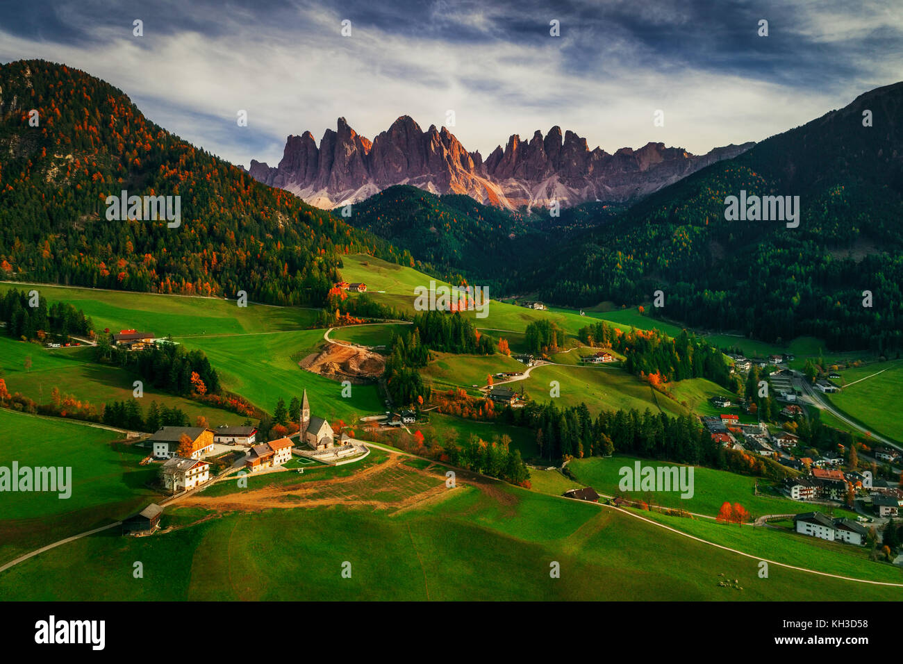 Santa Maddalena Dorf vor Der geisler oder geisler Dolomiten Gruppe, Val di Funes, Trentino Alto Adige, Italien, Europa. Stockfoto