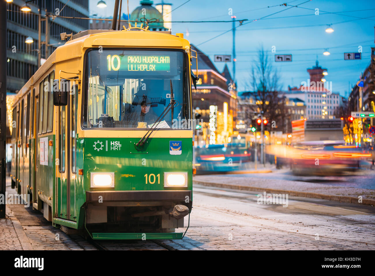Helsinki, Finnland - 7. Dezember 2016: öffentliche Straßenbahn mit der Anzahl der 10 Route fährt von einem Anschlag auf mannerheim Avenue in Helsinki. Straße in kluu Stockfoto