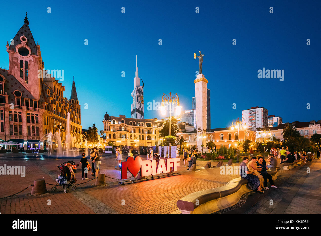 Batumi, Adscharien, Georgien - September 8, 2017: die Menschen in der Nähe der Statue von Medea in Europa Square ruht in Abend. Stockfoto