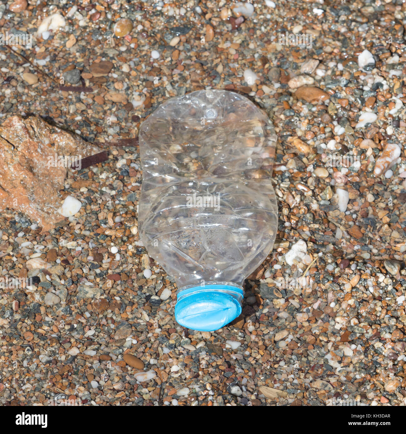 Kunststoff Flasche am Strand - Luftverschmutzung in Griechenland Stockfoto