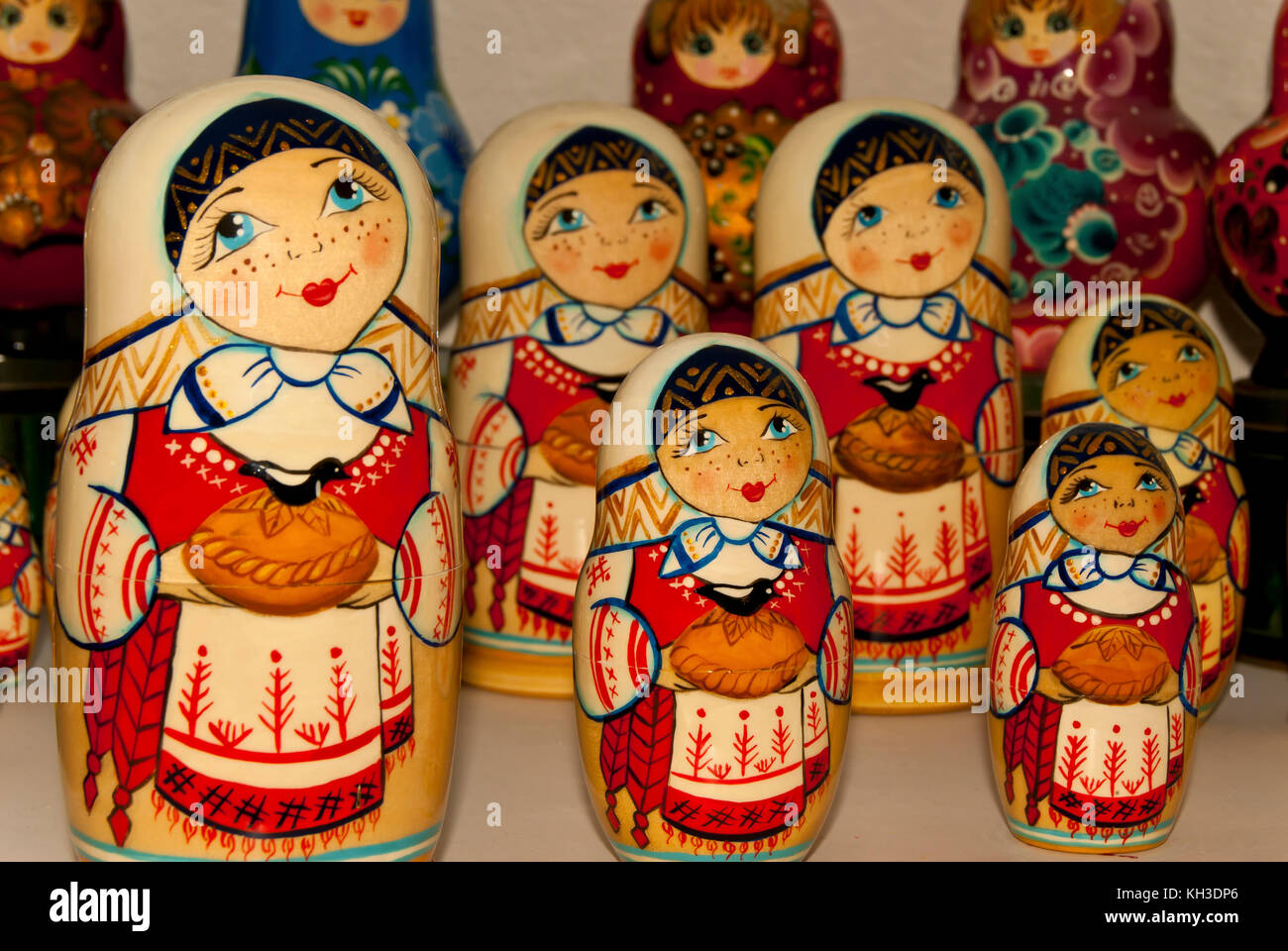 Eine Reihe von traditionellen russischen holz handbemalt Puppen matryoshkas in verschiedenen Größen closeup Stockfoto