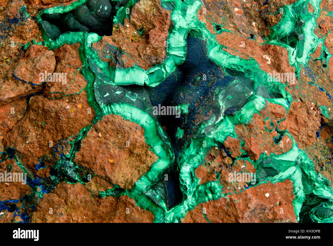 Hintergrund, Textur: braun Holperig aus einem Block von Kupfererz mit Adern und Geoden aus Malachit und Azurit Stockfoto