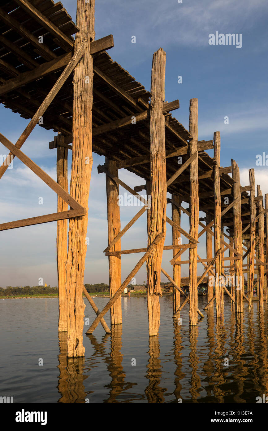 U-Bein Bridge bei Sonnenuntergang. In der Nähe von Mandalay Amarapura in Myanmar (Burma). Die Fußgängerbrücke, über Taungthaman See, wurde 1849 mit zurückgefordert te gebaut Stockfoto