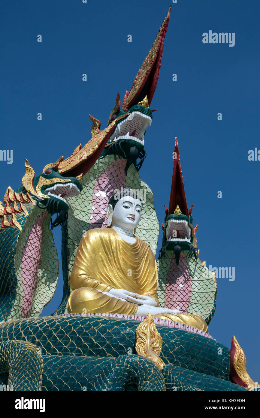 Ein Buddha Bild geschützt durch die Nagas (mythischen Drachen Kreaturen) in der Nähe von Monywa in Myanmar (Burma). Stockfoto