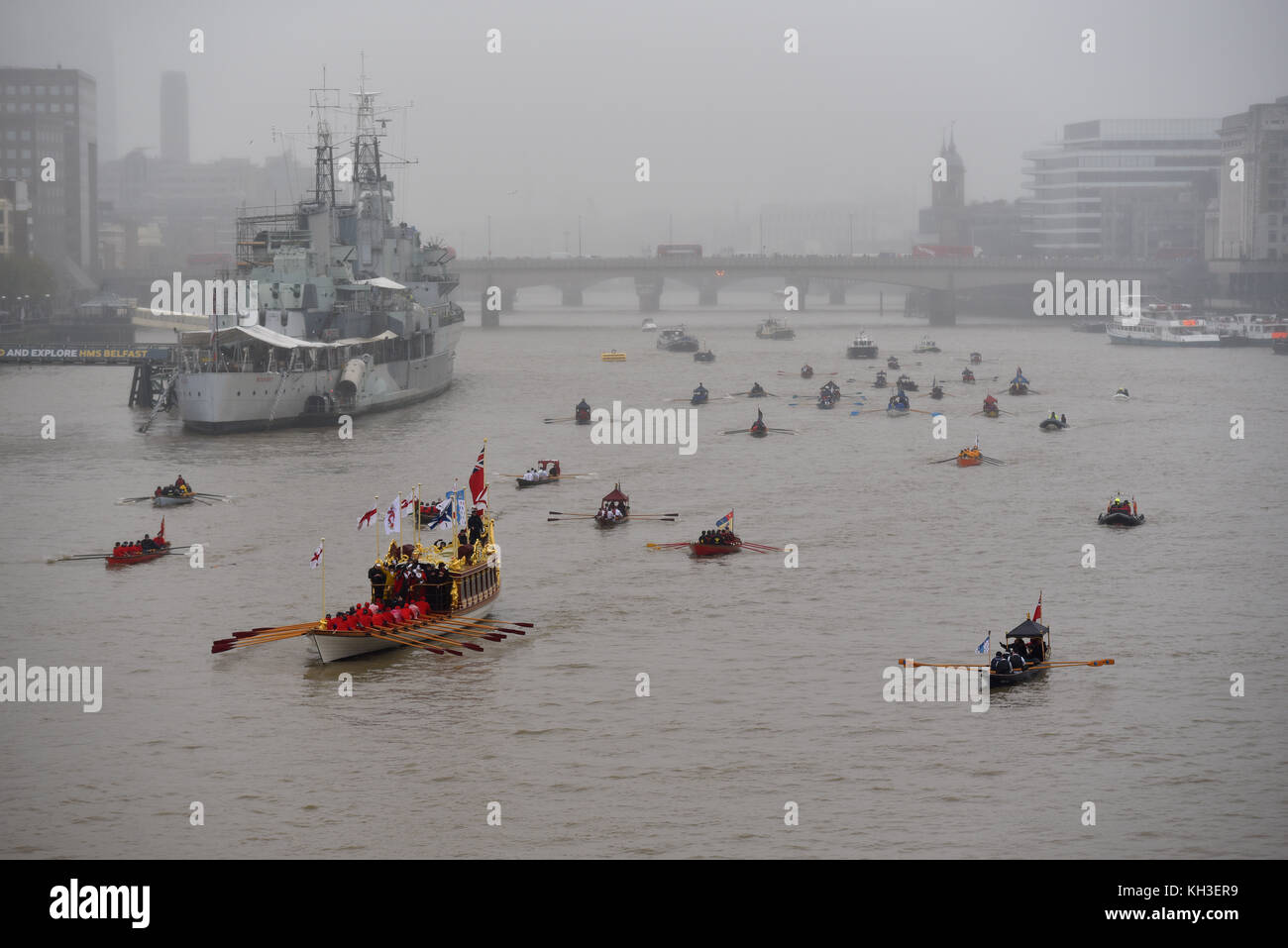 Queens Rowbarge Gloriana und Flotte auf der Themse für die Lord Mayor's Show, die sich der Tower Bridge nähert Stockfoto