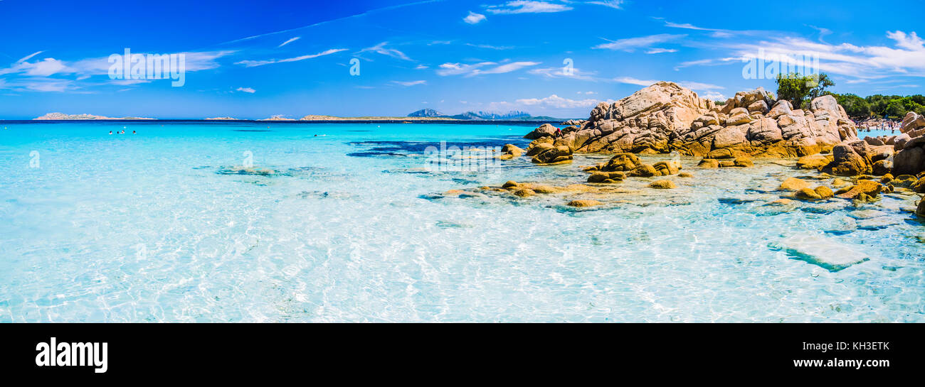 Klar erstaunliche azurblauen Meer Wasser mit Granitfelsen in Capriccioli, Sardinien, Italien Stockfoto