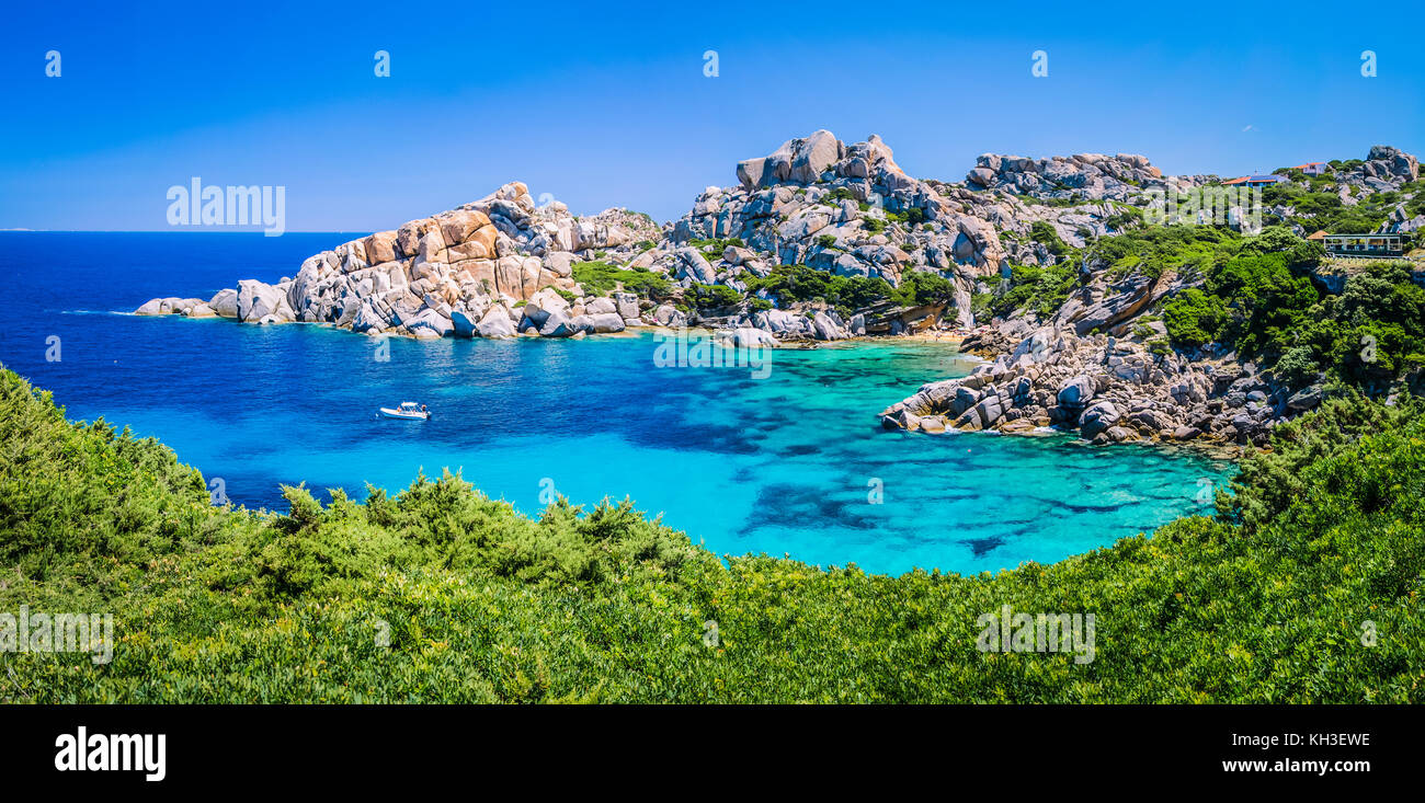 Bizarre Granitfelsen und azurblauen Bucht in Capo Testa, Sardinien, Italien Stockfoto