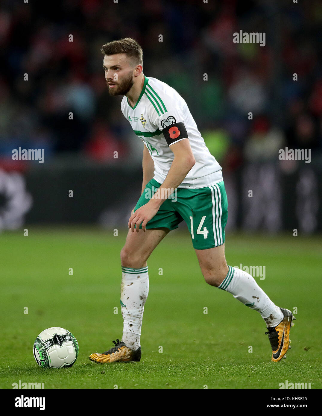 Der nordirische Stuart Dallas während des Spiels zur Qualifikation der zweiten Etappe der FIFA-Weltmeisterschaft im St Jakob Park in Basel. DRÜCKEN SIE VERBANDSFOTO. Bilddatum: Sonntag, 12. November 2017. Siehe PA Geschichte FUSSBALL Schweiz. Das Foto sollte lauten: Nick Potts/PA Wire Stockfoto