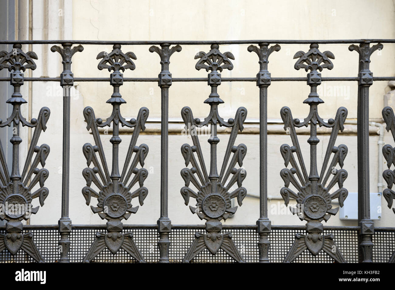 Alte dekorative geschmiedetem Metall Geländer der alten Gebäude auf der Straße Passeig de Gracia, 102 Ecke Carrer del Rosselló Straße in Barcelona, Katalonien, Spanien. Stockfoto