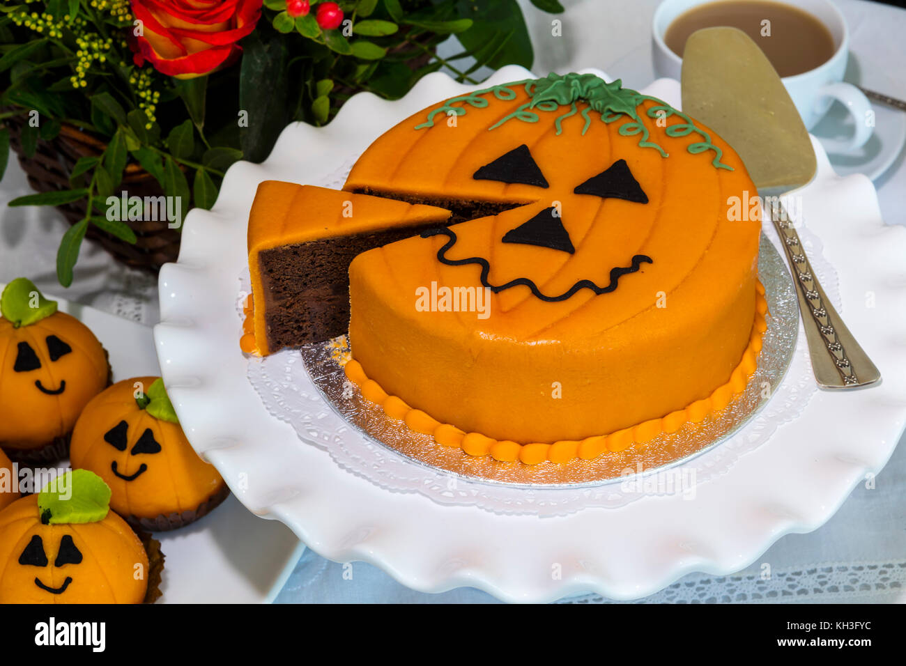 Neuheit Schokolade Kuchen schneiden und mit Marzipan und Zuckerguss in Halloween Thema dekoriert. Stockfoto