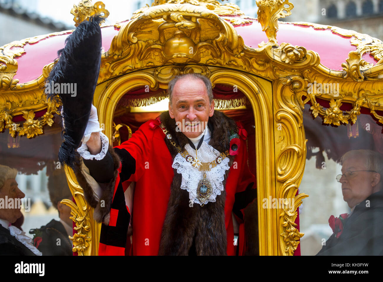 Der neue Oberbürgermeister von London, Charles Bowman, Wellen seinen dreispitz Hut aus Gold Beförderung des Herrn Bürgermeister außerhalb der Guildhall in London City Stockfoto