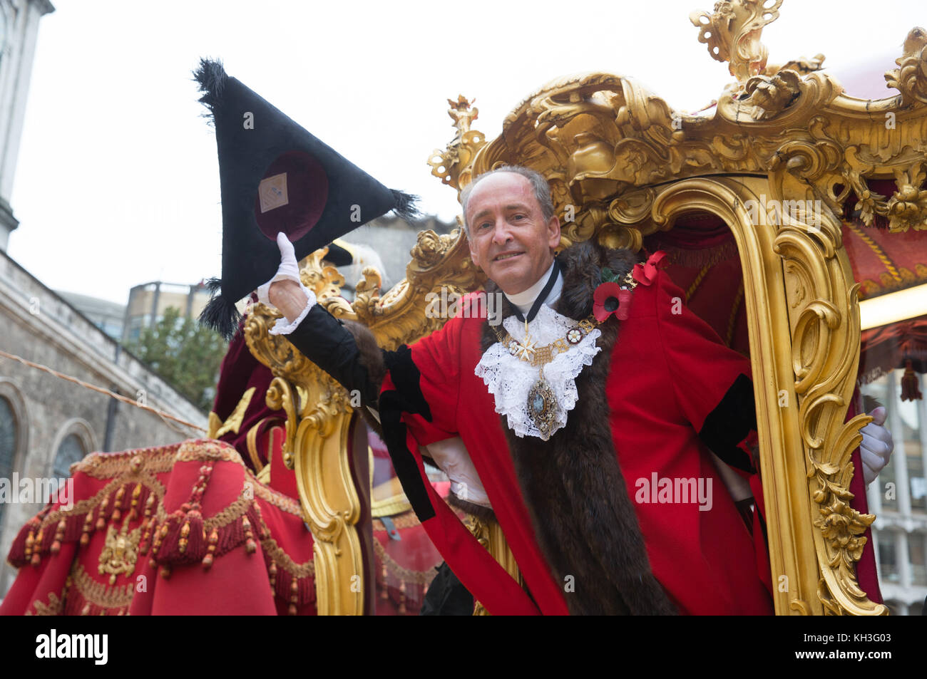 Der neue Oberbürgermeister von London, Charles Bowman, Wellen seinen dreispitz Hut aus Gold Beförderung des Herrn Bürgermeister außerhalb der Guildhall in London City Stockfoto