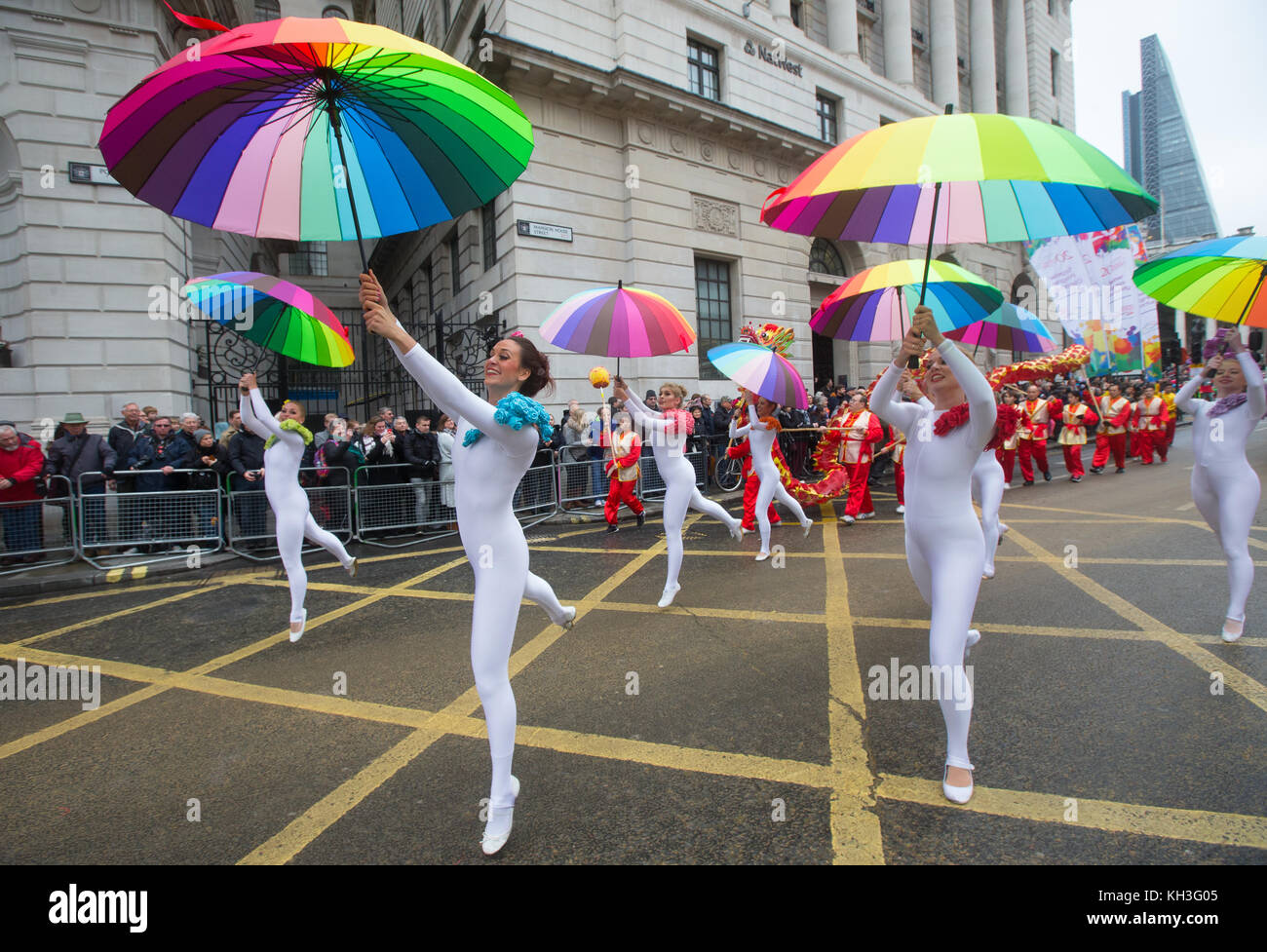 Tänzer mit bunten Sonnenschirmen Pass das Mansion House an des Herrn Bürgermeister zeigen in der Londoner City Stockfoto