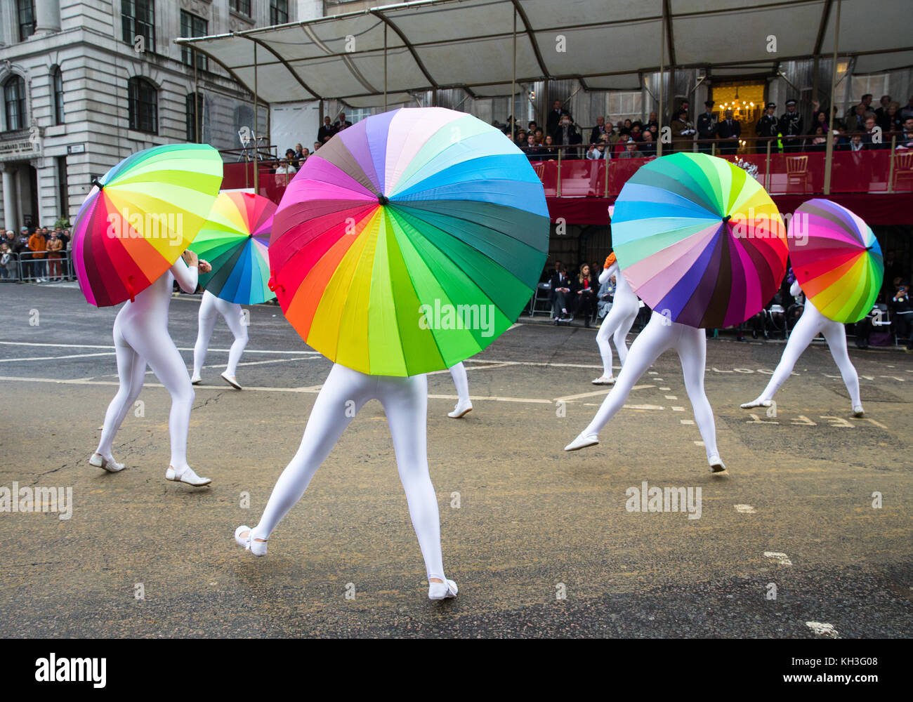 Tänzer mit bunten Sonnenschirmen Pass das Mansion House an des Herrn Bürgermeister zeigen in der Londoner City Stockfoto