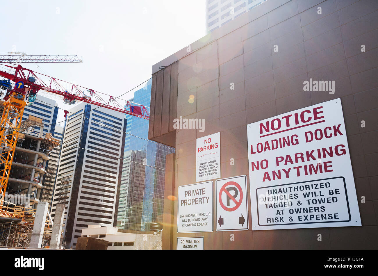 Kein Parkplatz Schilder an der Außenwand. Calgary ab Kanada Stockfoto