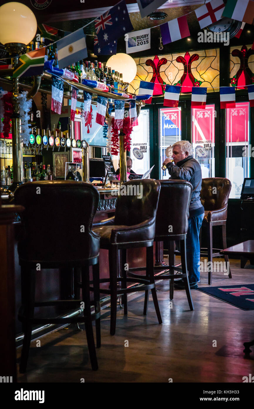 Während der Rugby-Weltmeisterschaft trinkt ein Mann in einer ruhigen Bar in Rouen, Frankreich, Bier. Stockfoto