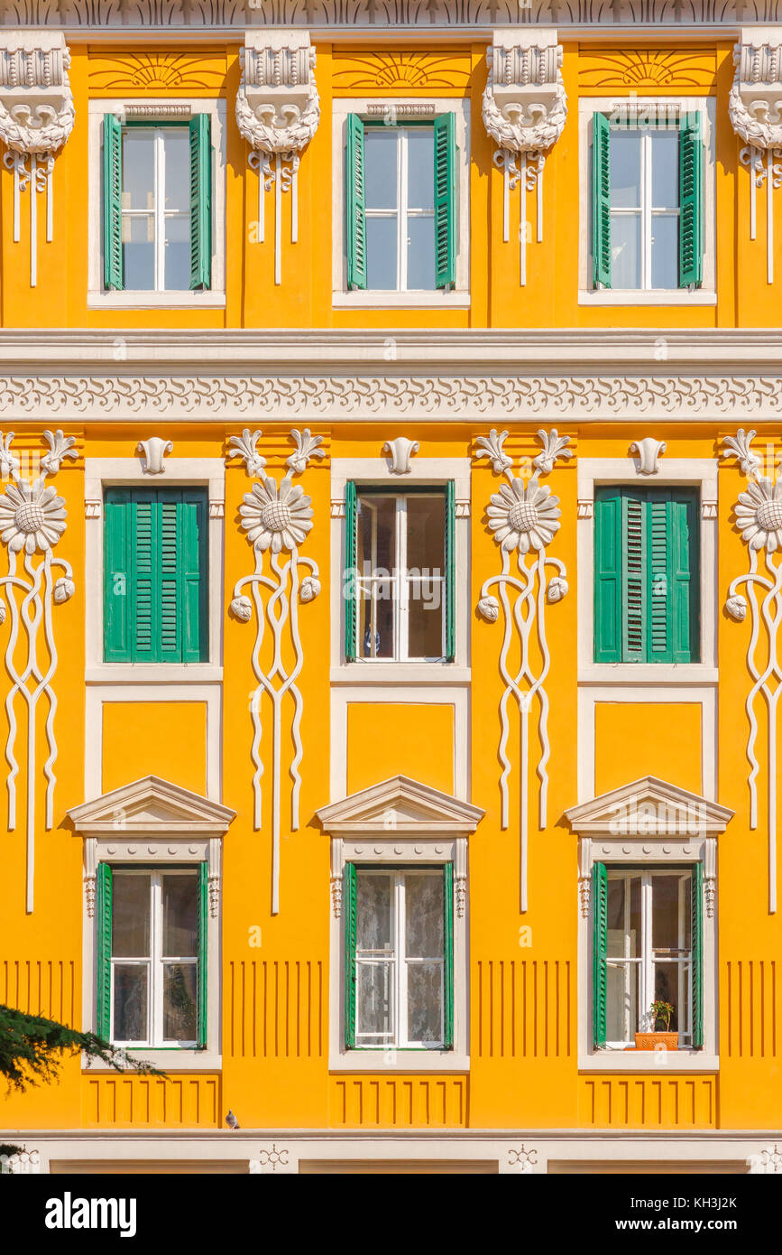 Trieste Architektur, Blick auf ein farbenfrohes Apartmentgebäude im Jugendstil aus dem späten 19. Jahrhundert im Zentrum von Triest, Italien Stockfoto