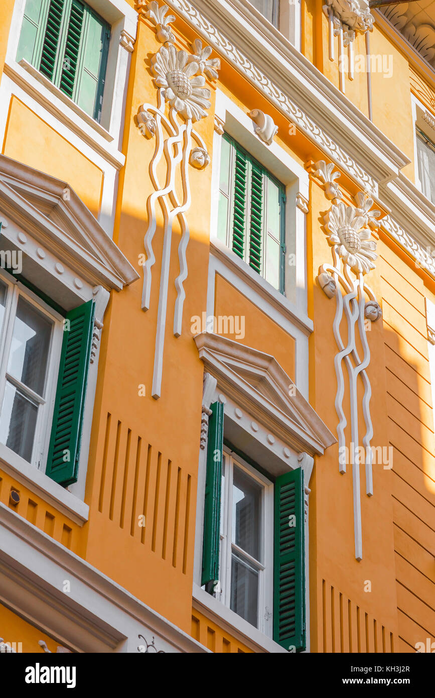 Triest Architektur, farbenfrohe Kunst Nouveau Gebäude aus dem späten 19. Jahrhundert im Zentrum von Triest, Italien Stockfoto