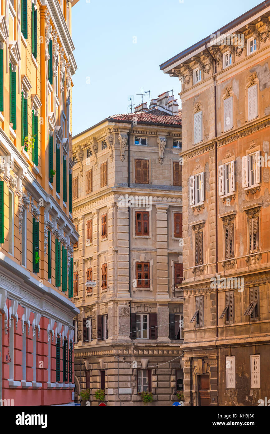 Triest Architektur, farbenfrohes Apartment Gebäude, aus der Mitte des Datum des 19. Jahrhunderts im Zentrum von Triest, Italien Stockfoto