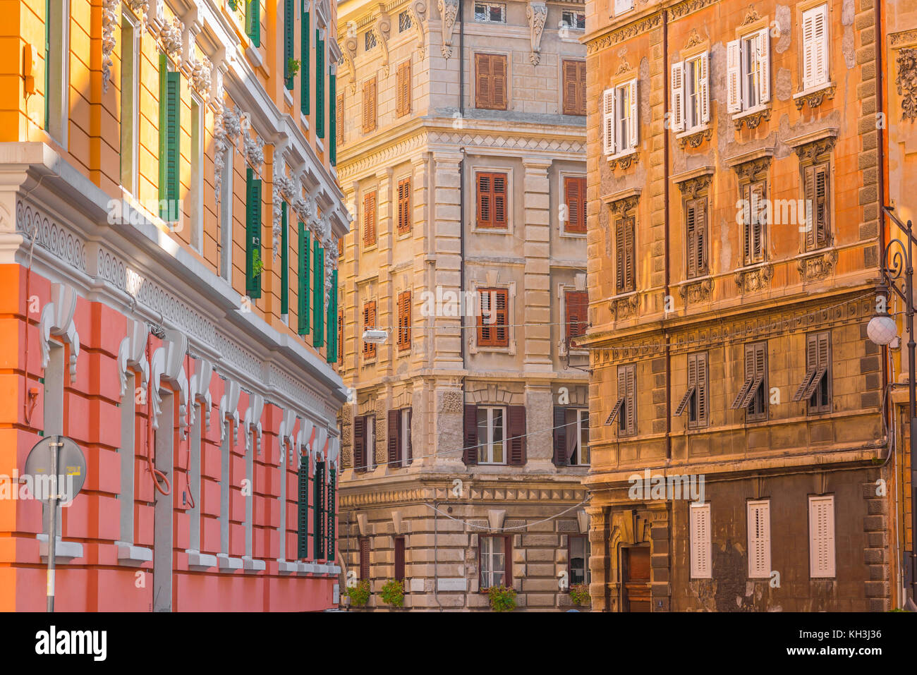 Triest Italien, farbenfrohes Apartment Gebäude, Datum aus der Mitte des 19. Jahrhunderts im Zentrum von Triest, Italien Stockfoto