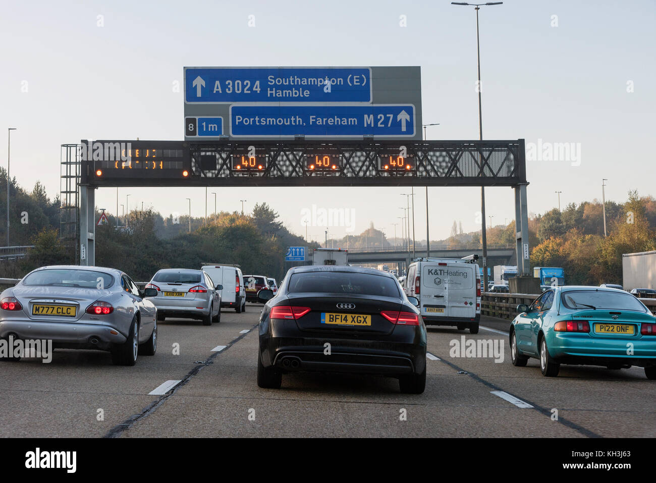 M27 Autobahn Staus mit niedrigen Winter Sonnenschein Stockfoto