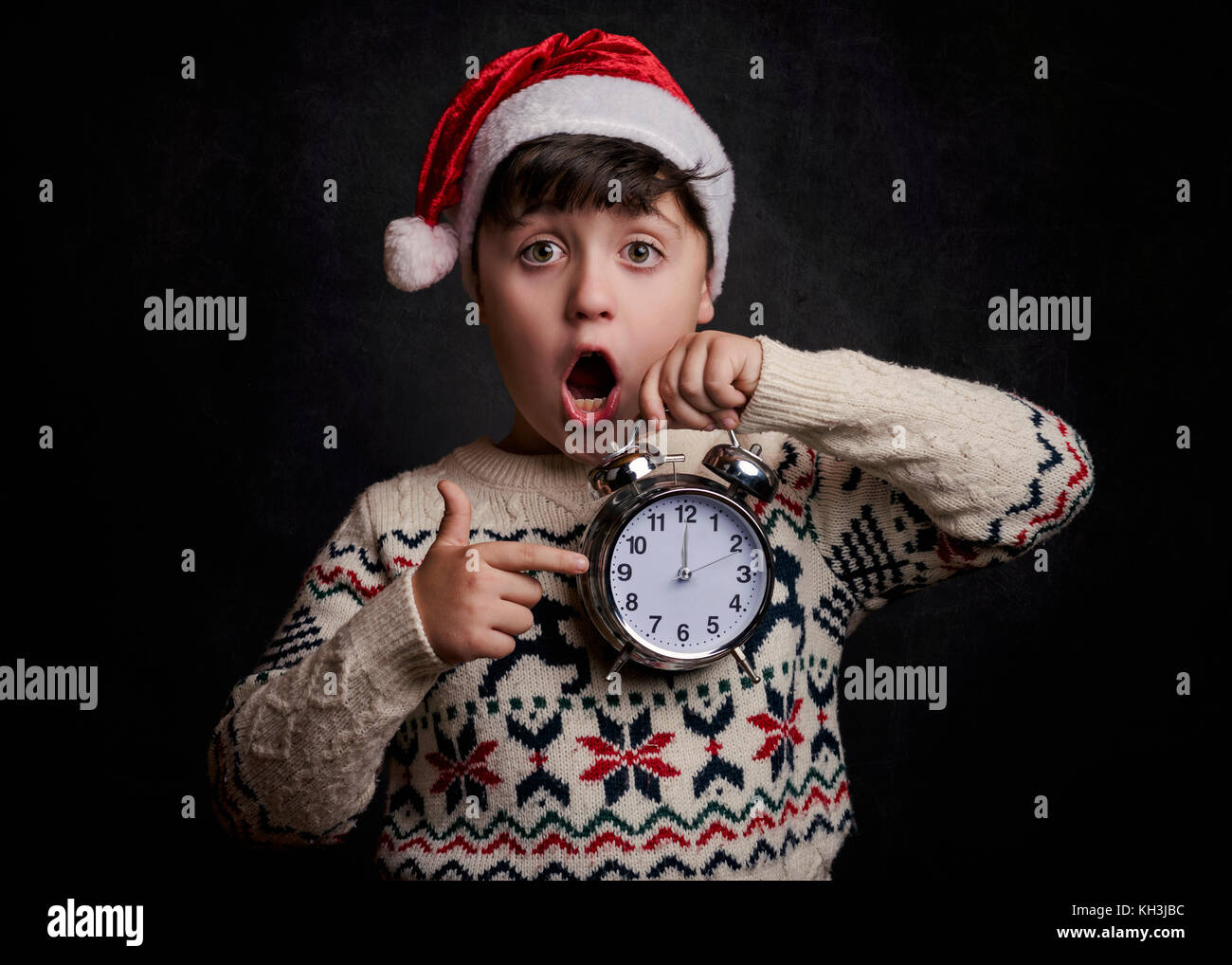 Überrascht Kind in Silvester auf schwarzem Hintergrund Stockfoto