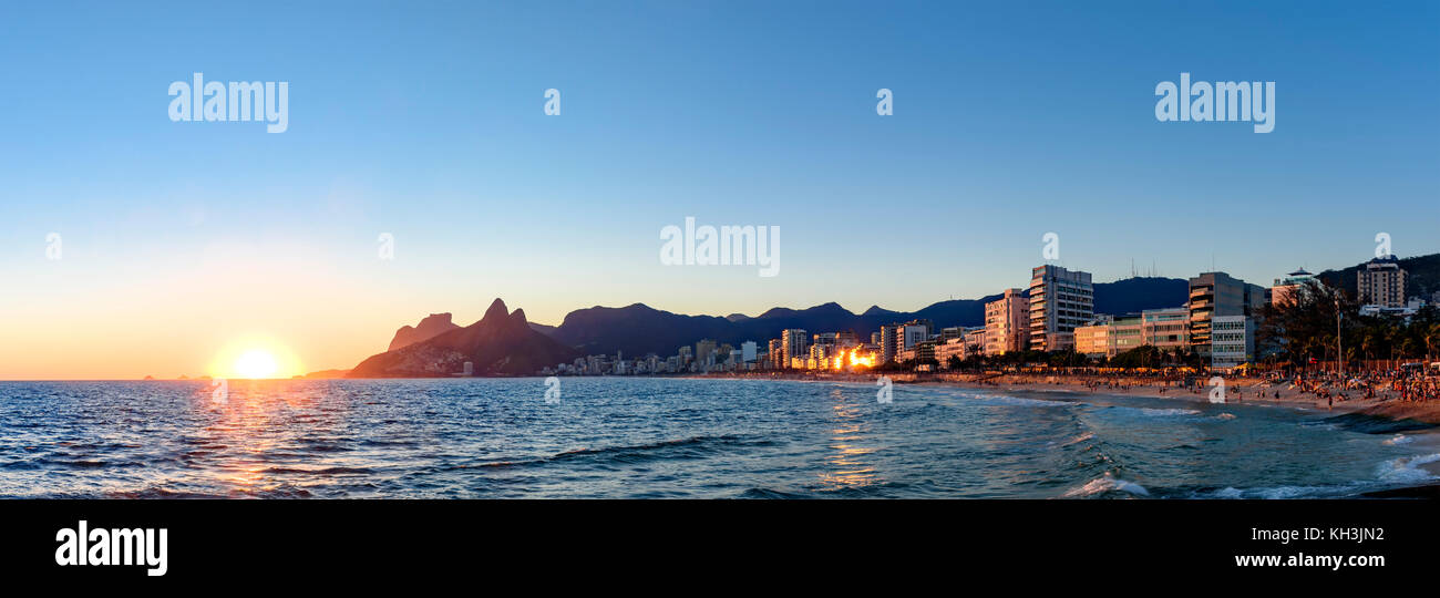 Panoramablick auf den Arpoador-Stein, Ipanema-Strand mit Gebäuden und Hügeln in Rio de Janeiro Stockfoto