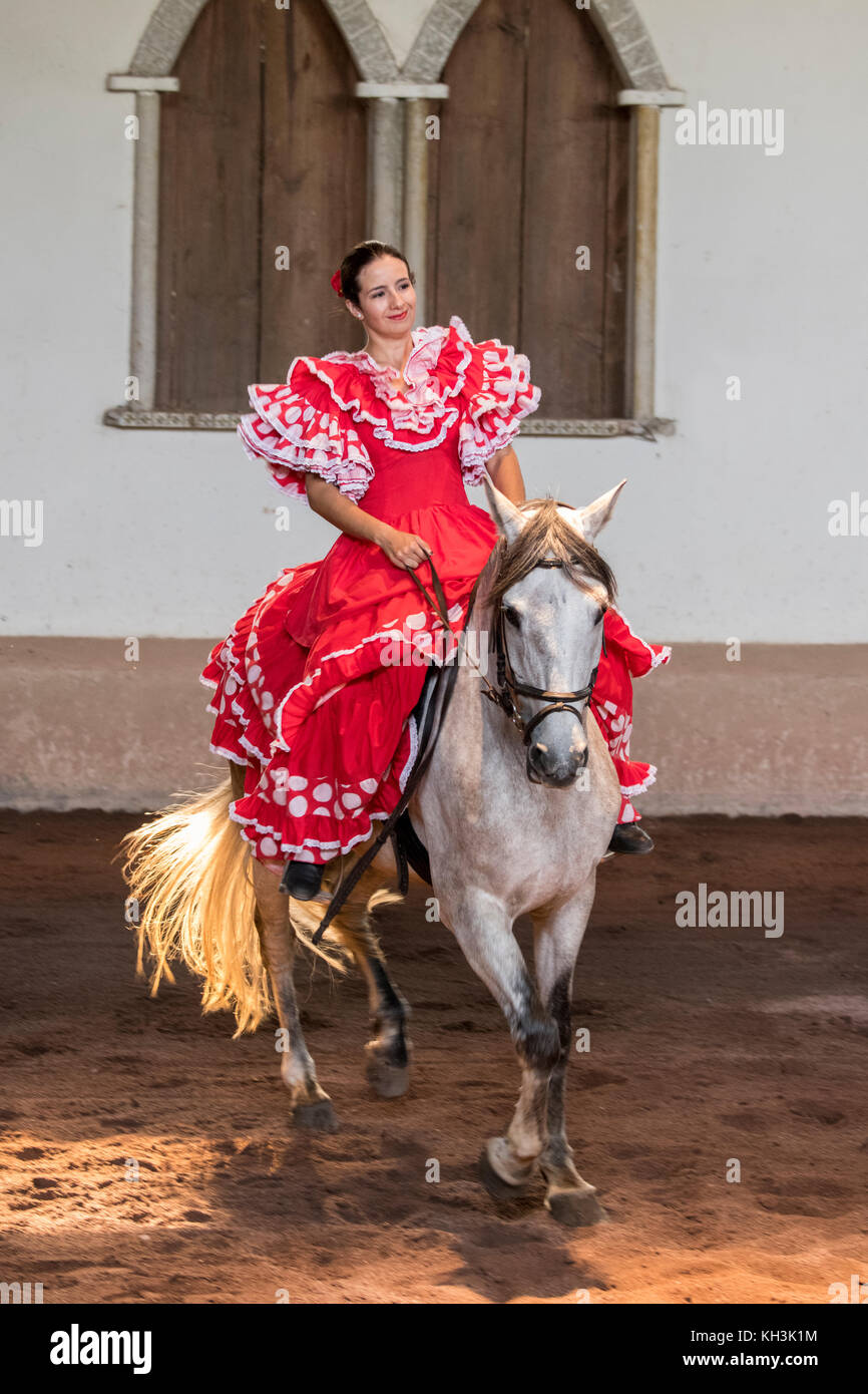 Mittelamerika, Costa Rica, Provinz Alajuela, Rancho San Miguel.  Traditionelle andalusische Pferdeschau, Reiterin in typisch spanischer  Kleidung Stockfotografie - Alamy