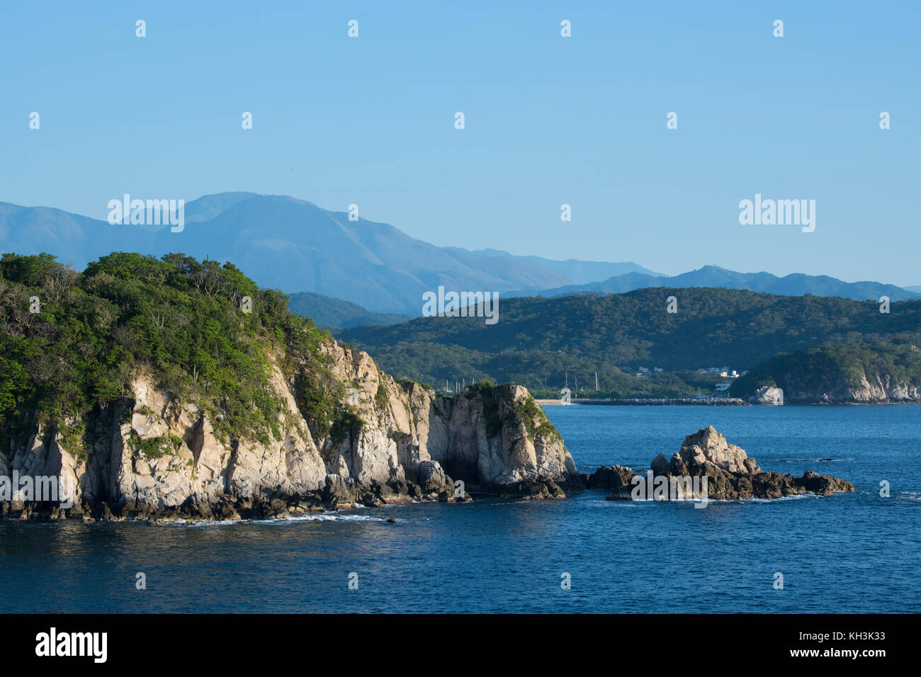 Mexiko, Oaxaca, Huatulco und Santa Cruz Bay View mit der Sierra Madre Berge in der Ferne. Stockfoto