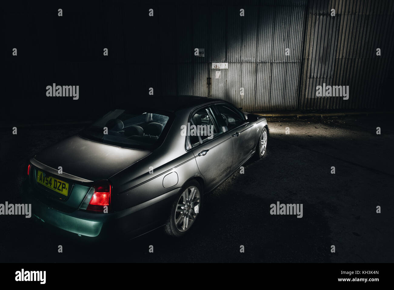 Grau mg zt außerhalb einer Lagerhalle in penryn geparkt, Cornwall Stockfoto