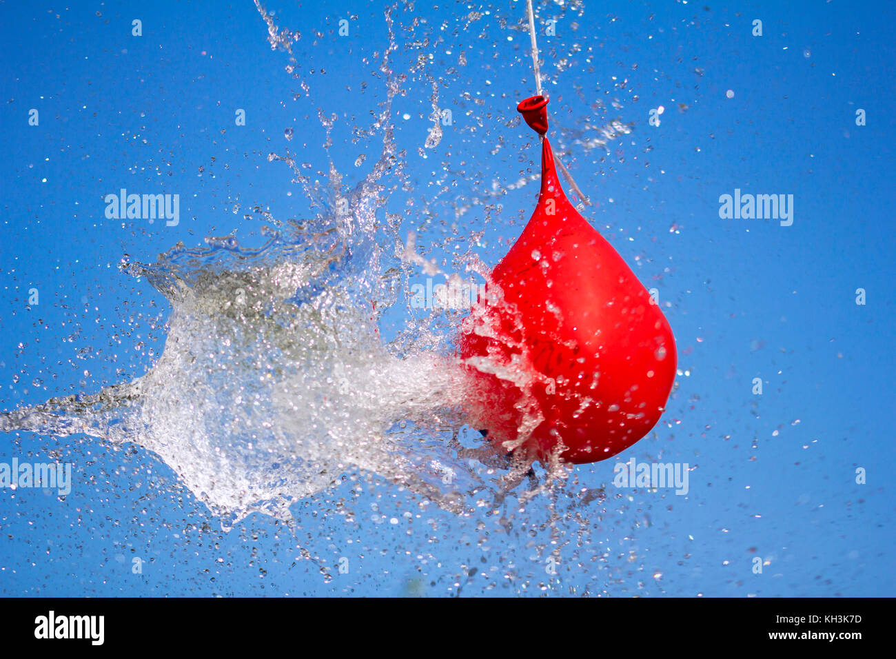 Explosion der Ballon voll Wasser am Himmel Hintergrund Stockfoto