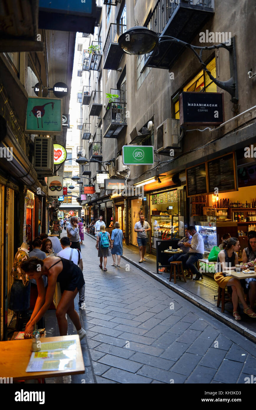 Geschäfte, Cafés und Restaurants in einer der Gassen im zentralen Geschäftsviertel von Melbourne, Victoria, Australien Stockfoto