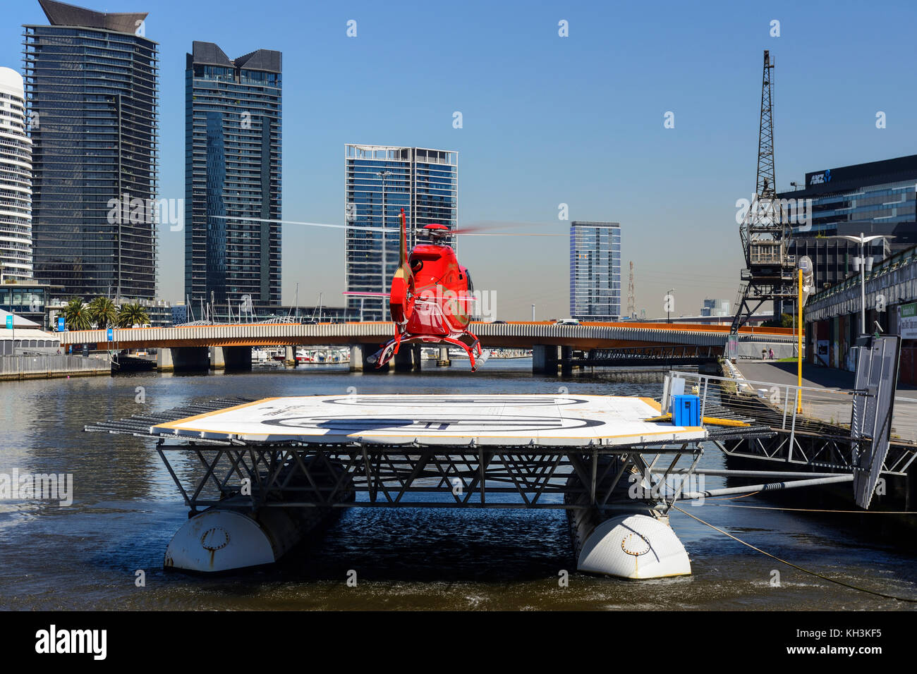 Rote Stadt tours Hubschrauber Landung auf dem Hubschrauberlandeplatz am Yarra River in Melbourne, Victoria, Australien Stockfoto