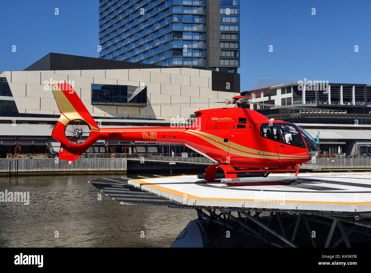 Rote Stadt tours Hubschrauber Landung auf dem Hubschrauberlandeplatz am Yarra River in Melbourne, Victoria, Australien Stockfoto
