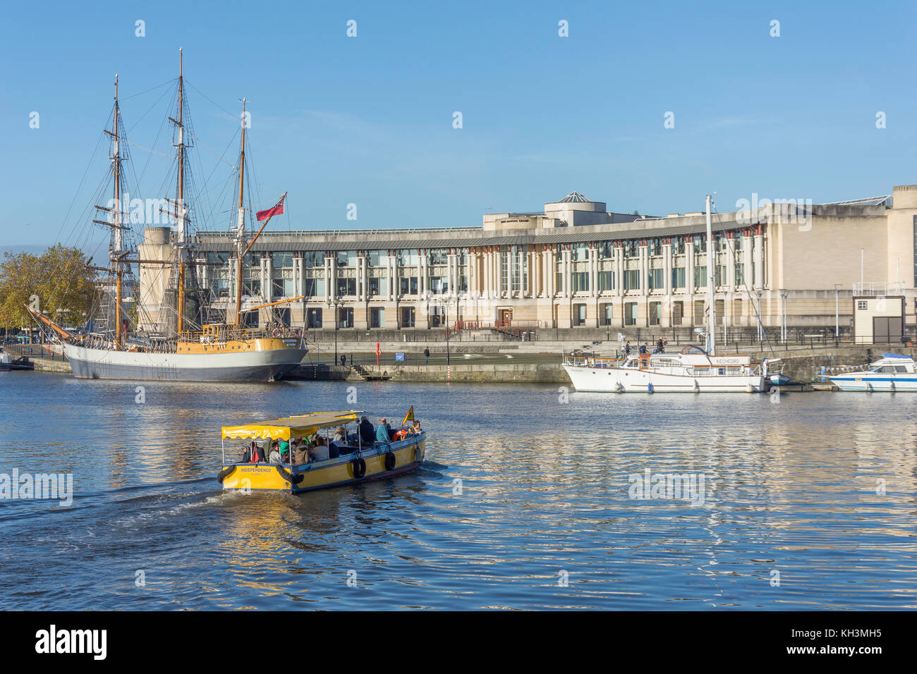 "Unabhängigkeit" der Fähre vorbei an Amphitheater und Waterfront Square, Harbourside, Bristol, England, Vereinigtes Königreich Stockfoto