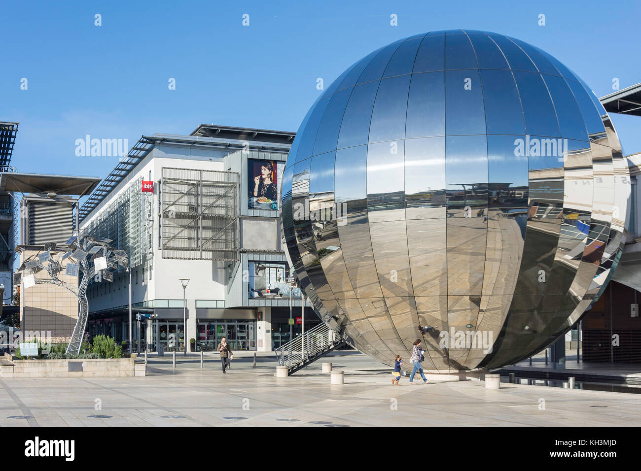 Spiegel Kugel in Millennium Square, Harbourside, Bristol, England, Vereinigtes Königreich Stockfoto