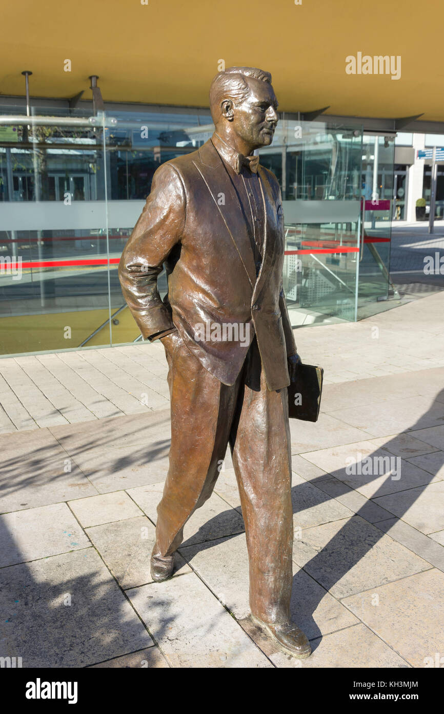 Cary Grant (Bristol - geborener Schauspieler) Bronzestatue in Millennium Square, Harbourside, Bristol, England, Vereinigtes Königreich Stockfoto