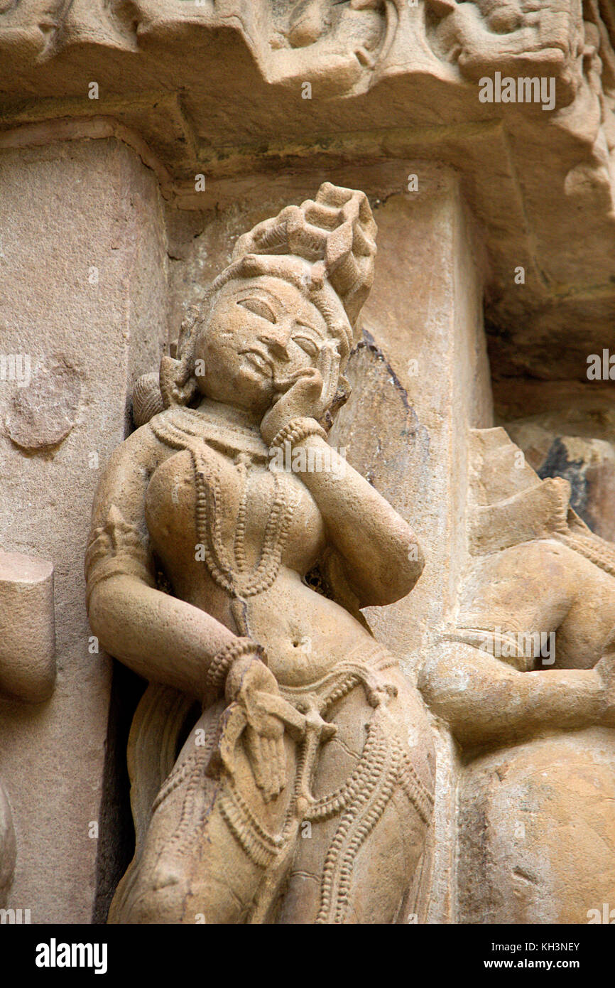 Statue der Muttergottes tief in Gedanken an kandariya mahadev Tempel eingetaucht, unter westlichen Gruppe von Tempeln, Khajuraho, Madhya Pradesh, Indien, Asien Stockfoto