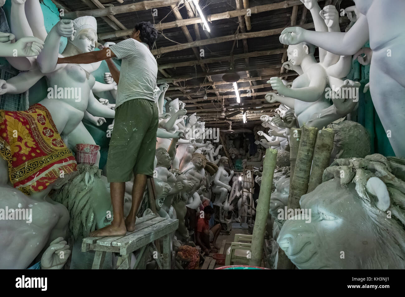 Kunsthandwerk auf einem riesigen Durga Idol für die festliche Jahreszeit in einem Workshop bei kumartuli Bereich von Kolkata, Indien. Foto geschossen in selektiven Fokus. Stockfoto